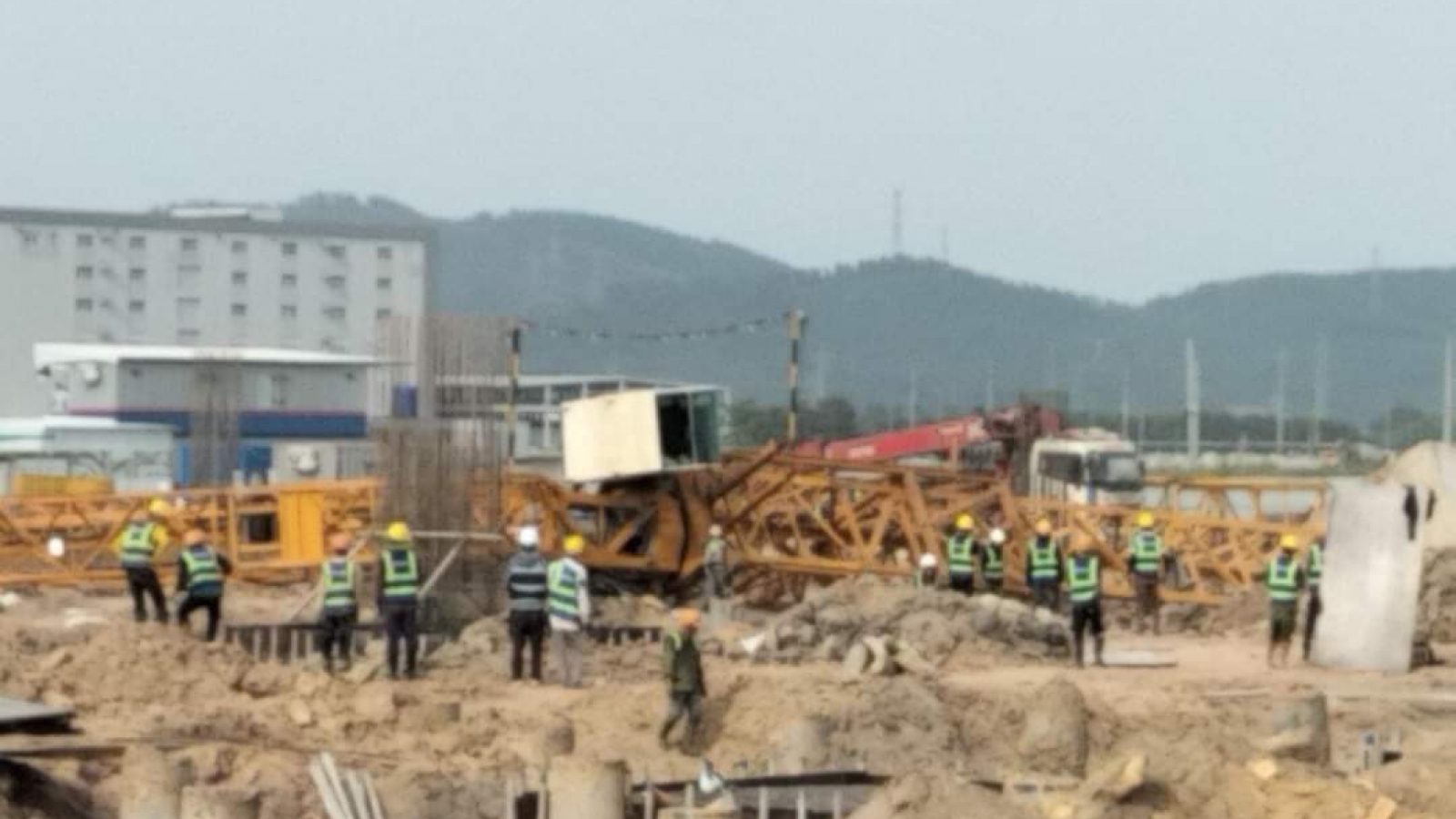 Sập cẩu tháp trong KCN ở Bắc Giang, 3 công nhân bị thương