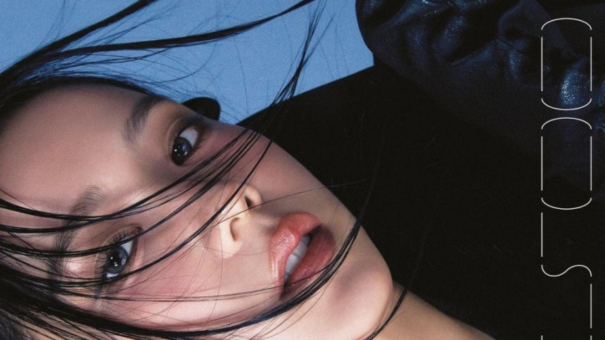 Jisoo Blackpink khoe nhan sắc quyến rũ trên bìa tạp chí Elle
