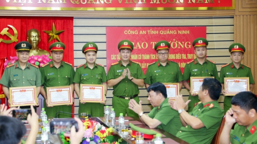 Thiếu tướng Đinh Văn Nơi trao thưởng lực lượng phá vụ trọng án ở Đông Triều