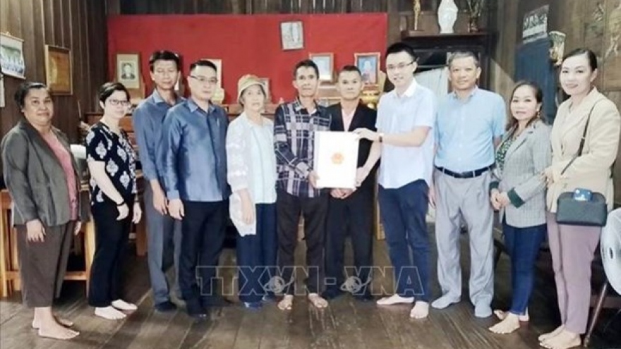 Consulate General in Lao city shows gratitude to invalids, martyrs