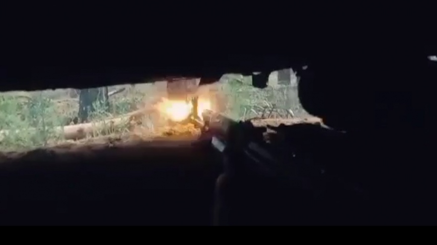 Cận cảnh lính Ukraine nhả đạn AK vào đội hình Nga qua khe công sự