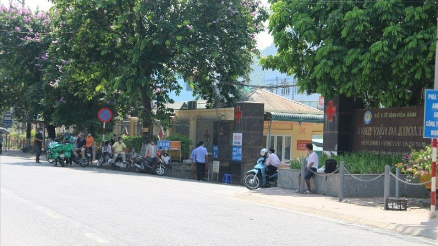 Một phụ nữ rơi từ tầng 8 bệnh viện xuống đất tử vong ở Hoà Bình