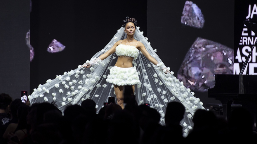 HH'Hen Niê mặc váy cưới “Crystalline" lên sàn runway sau nghi vấn kết hôn