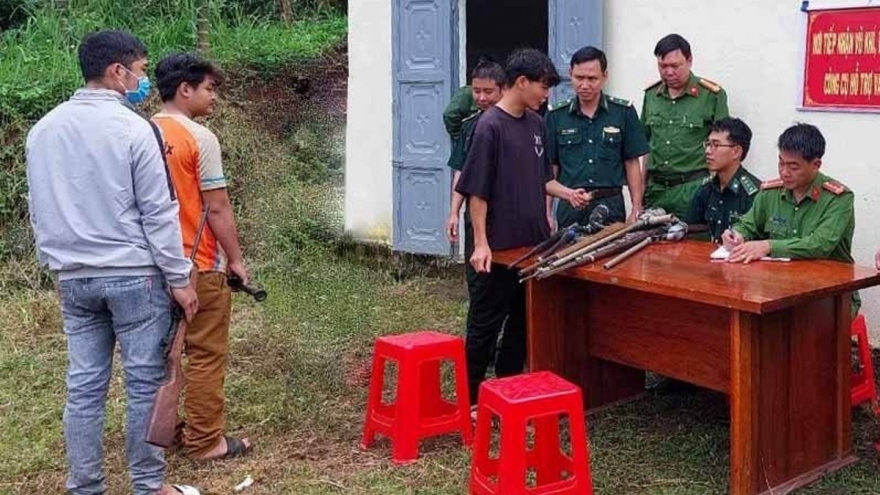 Người dân Đắk Nông giao nộp 12 khẩu súng cho đồn biên phòng