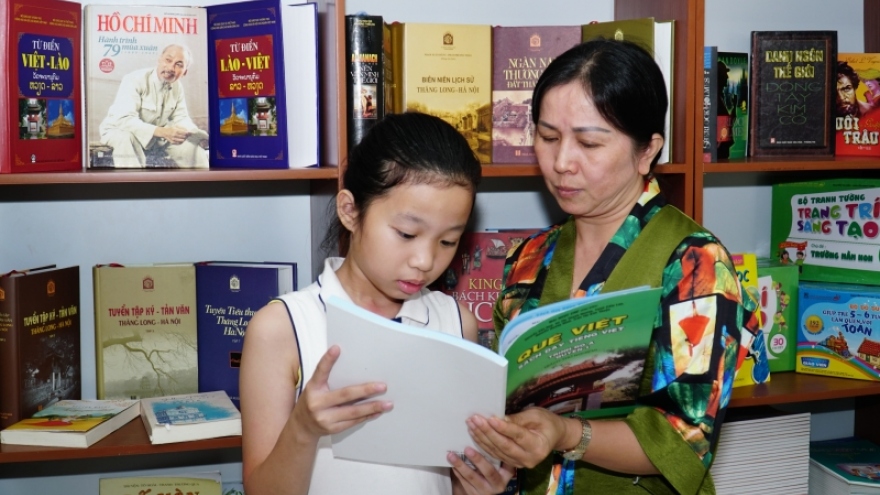 Giữ gìn bản sắc văn hóa tiếng Việt cho con em kiều bào tại Lào