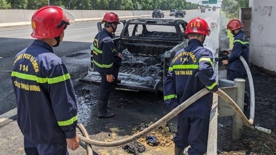 Xe ô tô cháy rụi trên cao tốc Hà Nội - Hải Phòng
