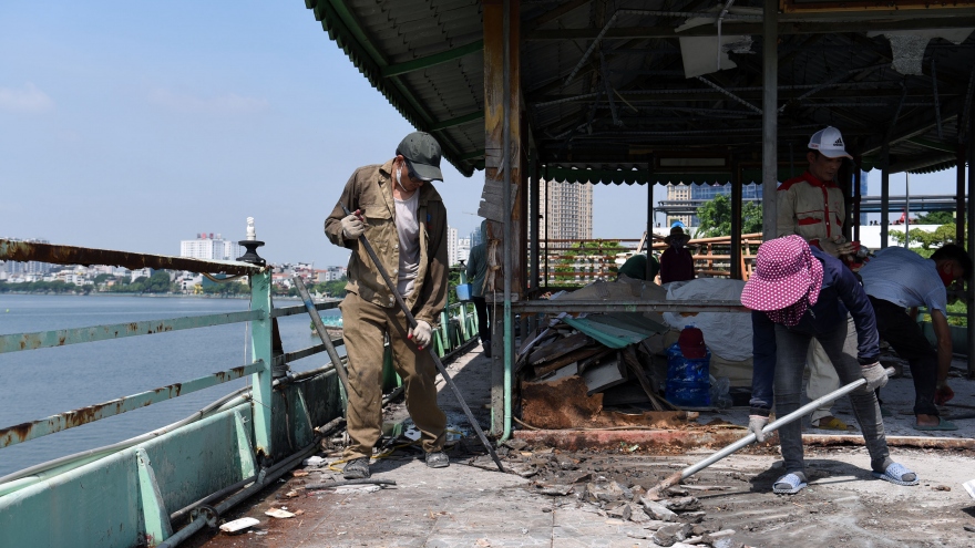 Cận cảnh tháo dỡ du thuyền cuối cùng ở Hồ Tây, Hà Nội