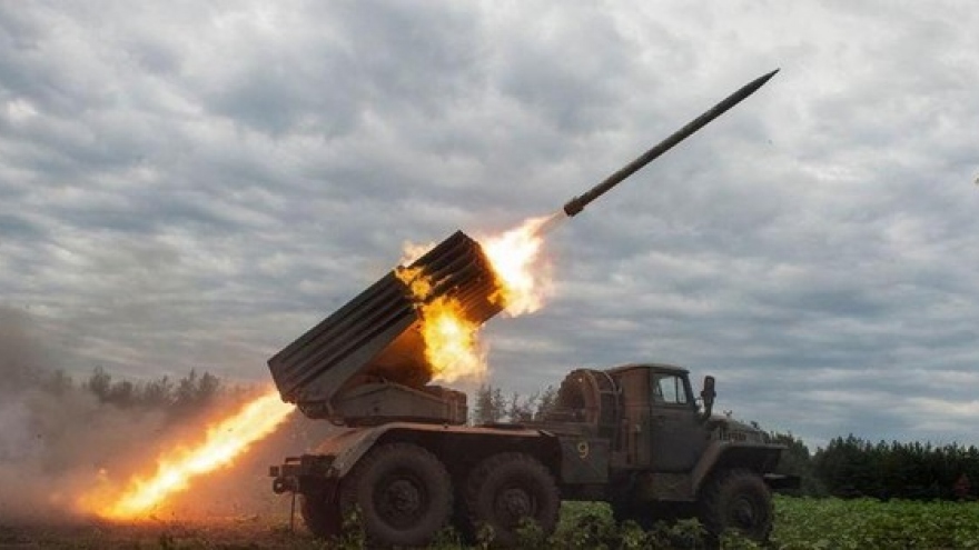 Pháo phản lực Ukraine ồ ạt nã tên lửa bắn cháy căn cứ Nga ở miền Đông