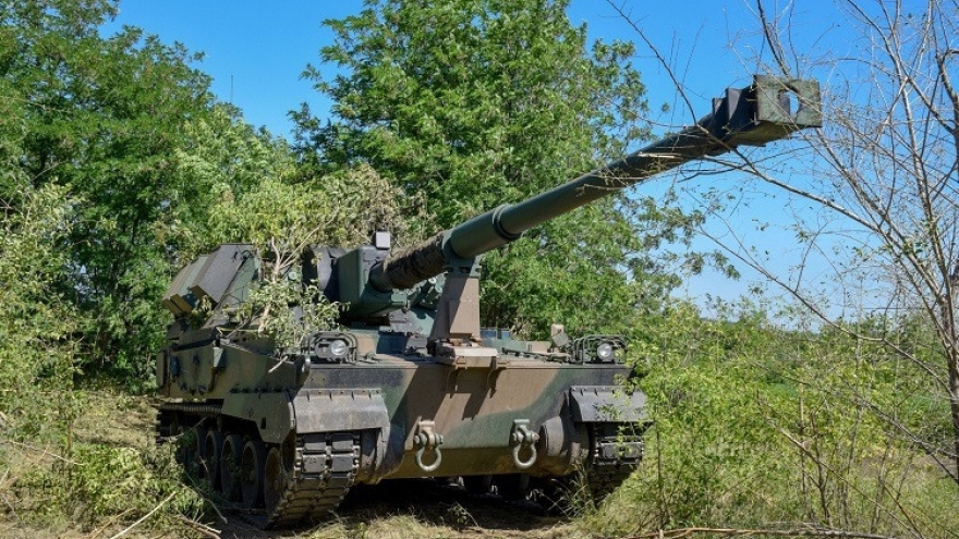 Pháo tự hành M109 của Ukraine “nấp” trong rừng, tung đòn phản kích Nga