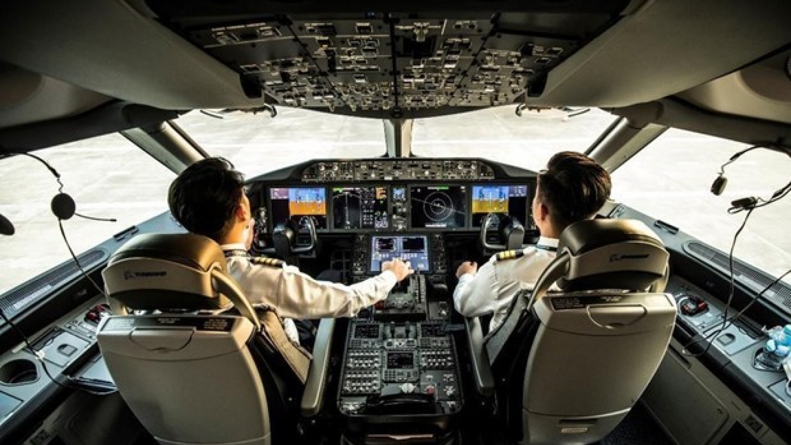 Vietnam Airlines pilot to face dismissal for positive drug test
