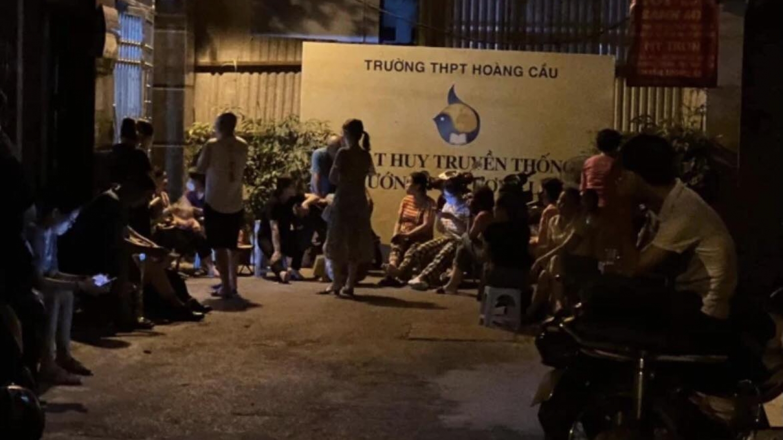 Phụ huynh Hà Nội ngủ trước cổng trường giành suất cho con vào lớp 10