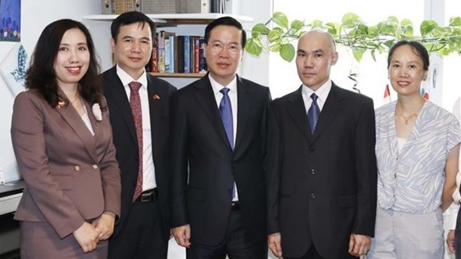 State President meets reputable Vietnamese physicist in Vienna