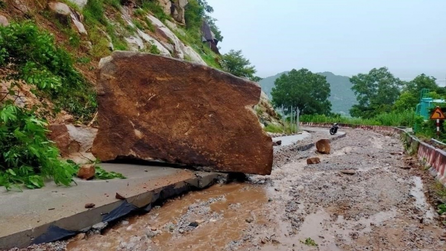 Chính quyền địa phương nói gì về vụ tảng đá hàng nghìn tấn “treo trên đầu dân”?
