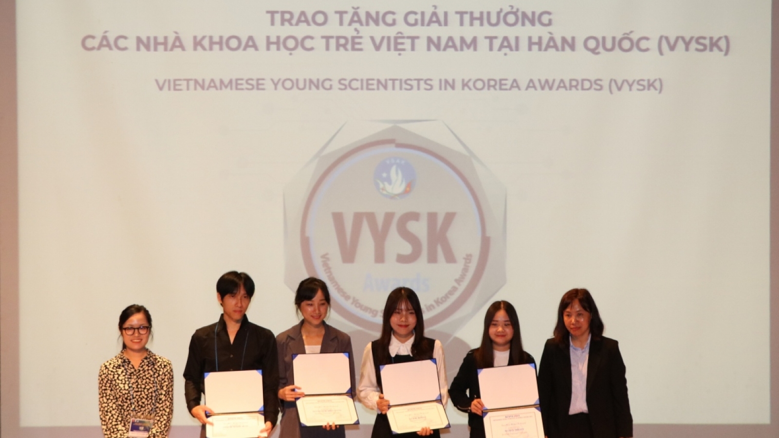 Young Vietnamese scientists in RoK honoured for outstanding research