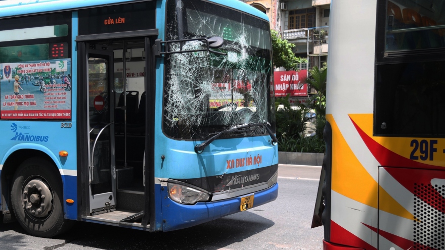 3 xe buýt đâm liên hoàn khi vào bến đón khách ở Hà Nội