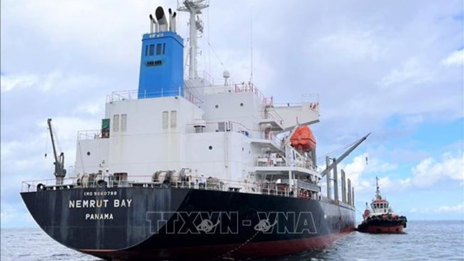 Panamanian ship stranded off coast of Binh Thuan rescued