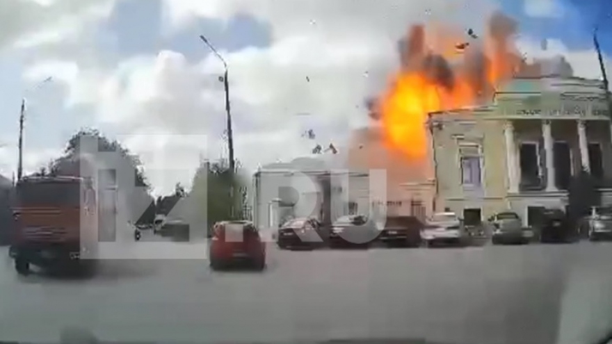 Khoảnh khắc tên lửa rơi xuống thành phố Taganrog của Nga