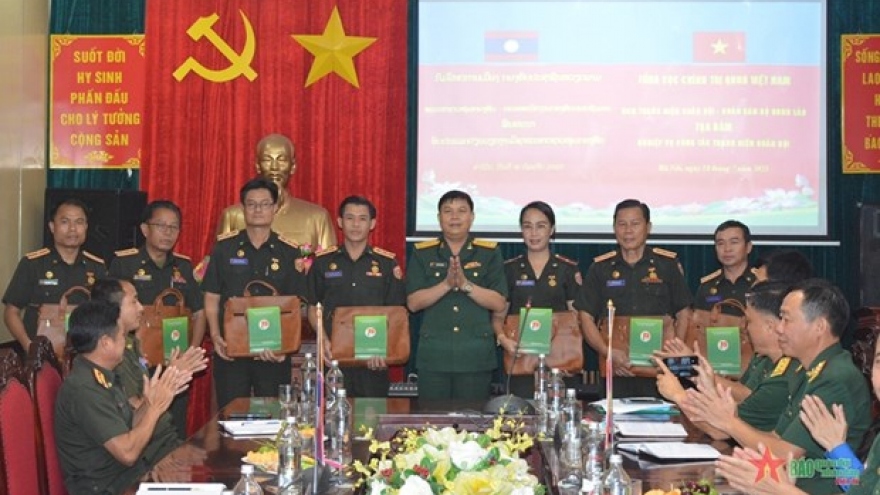 Vietnamese, Lao young officers promote exchanges