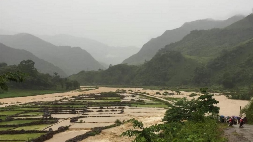 Mưa lớn gây ngập úng lúa ruộng và rau màu của người dân Sơn La