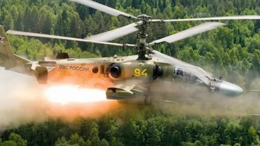 Trực thăng Ka-52 của Nga phóng tên lửa bắn nổ thiết giáp Ukraine