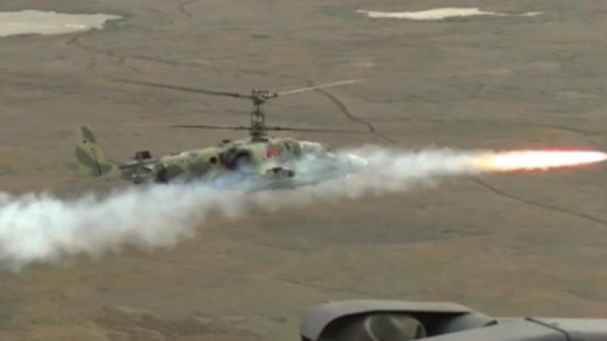 Trực thăng Nga phóng tên lửa bắn nổ liên tiếp 2 xe tăng Ukraine