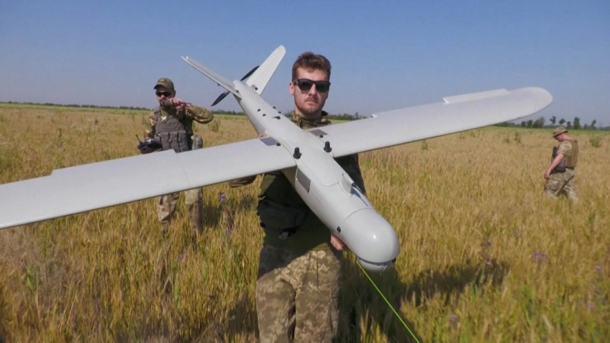 Ukraine dùng UAV Leleka-100 chỉ điểm cho pháo binh nhắm vào mục tiêu Nga