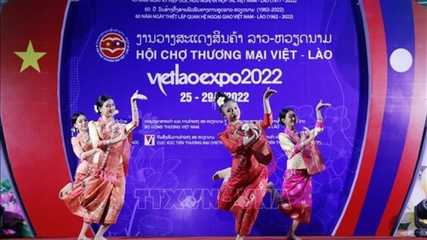 Annual Vietnam-Laos trade fair opens in Vientiane