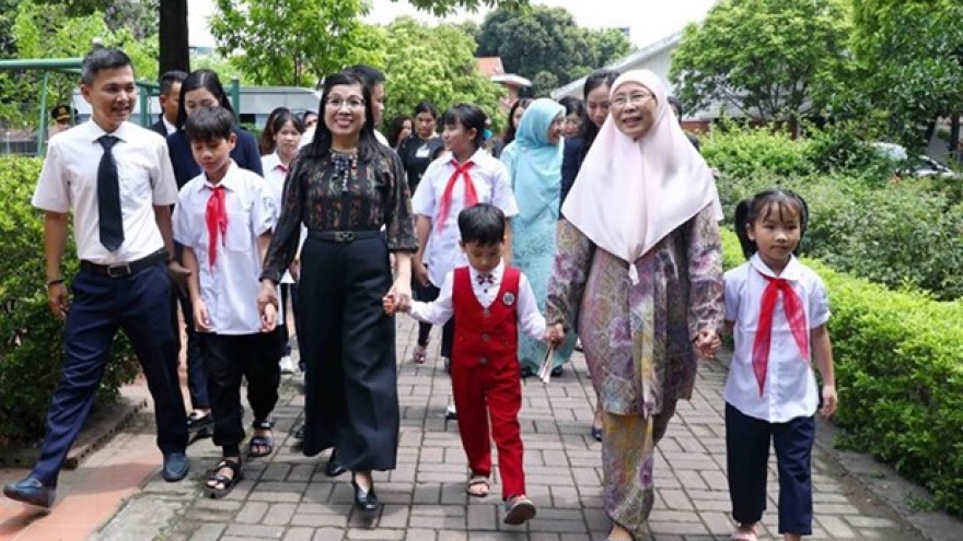 Vietnamese, Malaysian PMs’ spouses visit SOS Children's Village Hanoi
