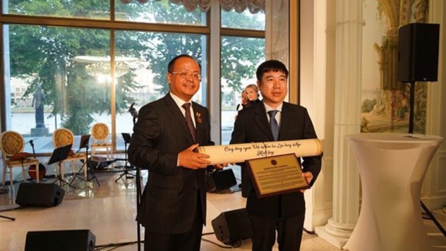 Precious artifacts related to Ho Chi Minh presented to Party office