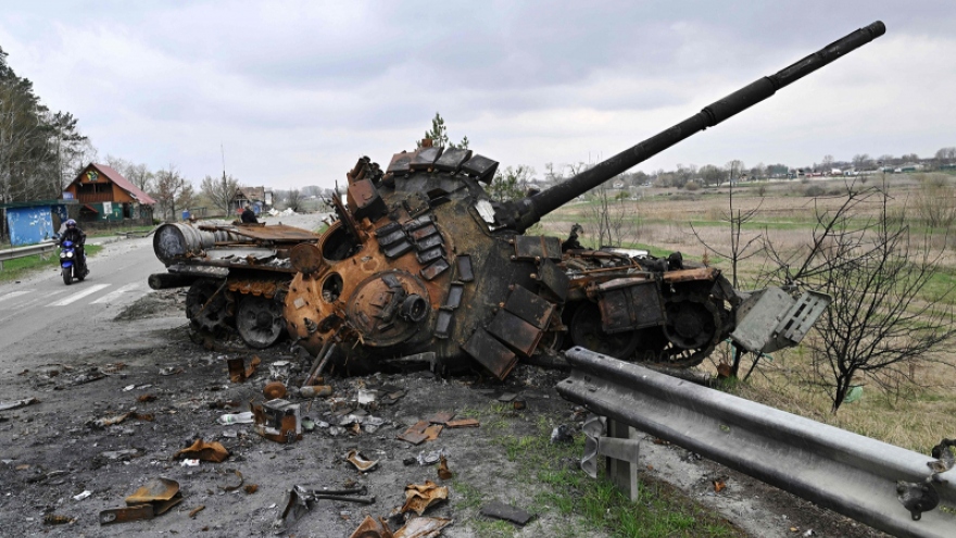Khoảnh khắc UAV cảm tử Ukraine lao thẳng vào xe tăng Nga và phát nổ
