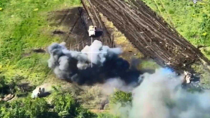 Hàng loạt xe thiết giáp Ukraine phát nổ khi cố vượt qua bãi mìn của Nga