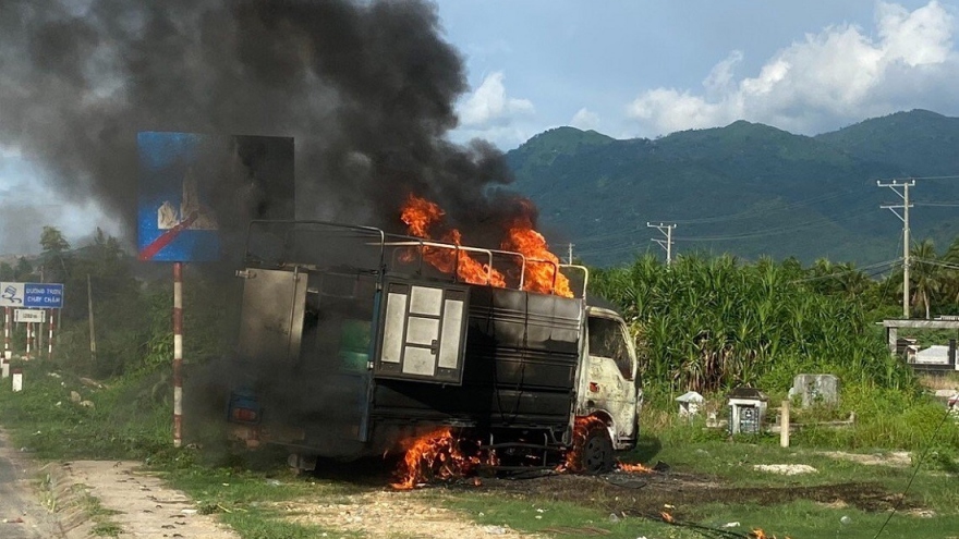 Xe tải bốc cháy làm đứt dây điện trung thế khiến một người tử vong ở Khánh Hòa