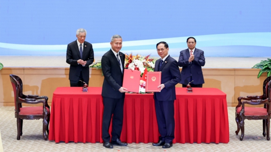 Vietnam and Singapore sign seven cooperation documents in Hanoi