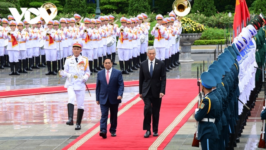 Vietnamese PM Chinh hosts welcoming ceremony for Singaporean PM Lee