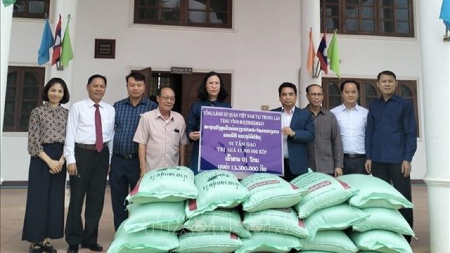 Vietnamese Consulate General in Savannakhet helps flood victims in Laos