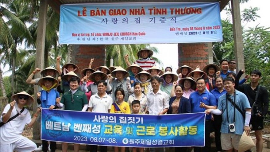 Korean youths join volunteer activities in Ben Tre