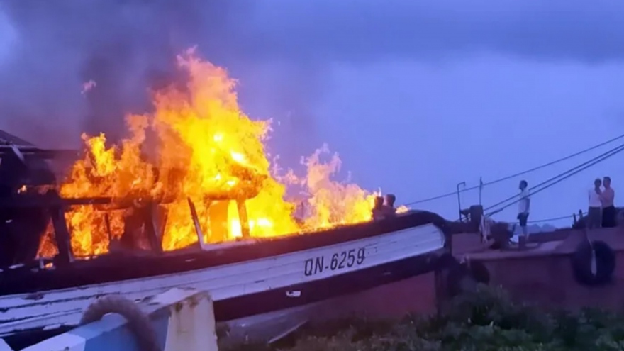 Tàu du lịch bốc cháy, 6 thuyền viên thoát nạn