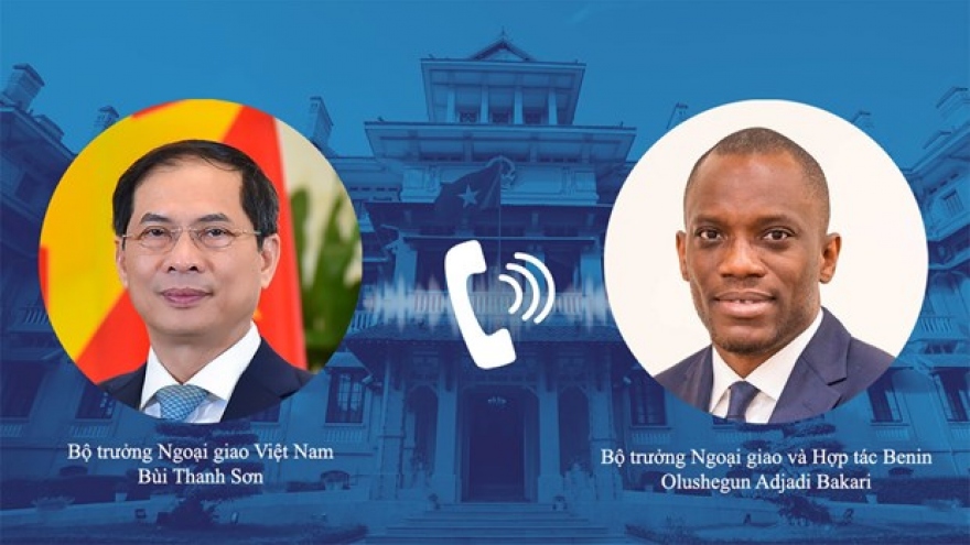 Foreign minister holds phone talks with Beninese counterpart