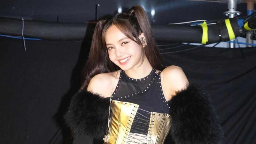 Lisa (Blackpink) khoe ảnh hậu trường concert ở Hà Nội