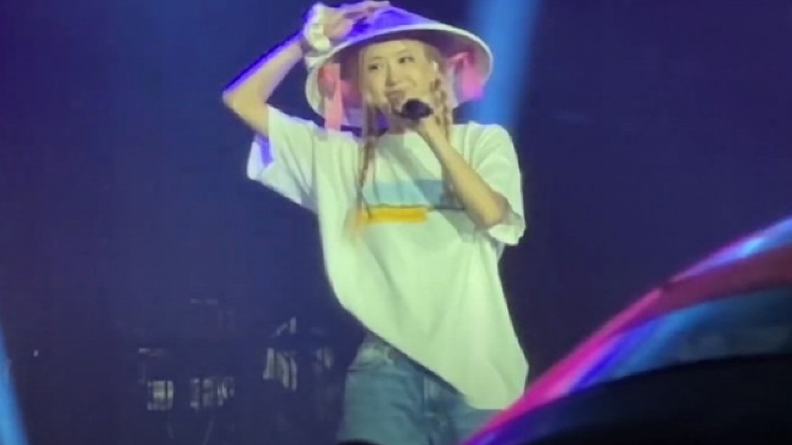 Rosé Blackpink đội nón lá Việt Nam tại concert Mỹ