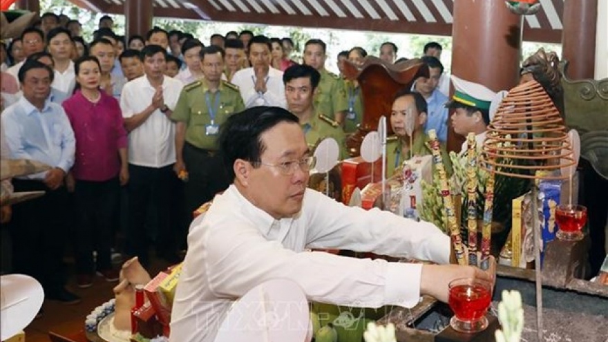 State President offers incense in tribute to President Ho Chi Minh