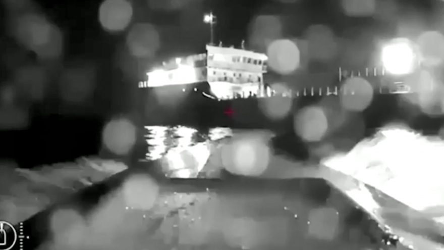 Khoảnh khắc USV Ukraine lao thẳng vào mạn tàu Nga ở Crimea