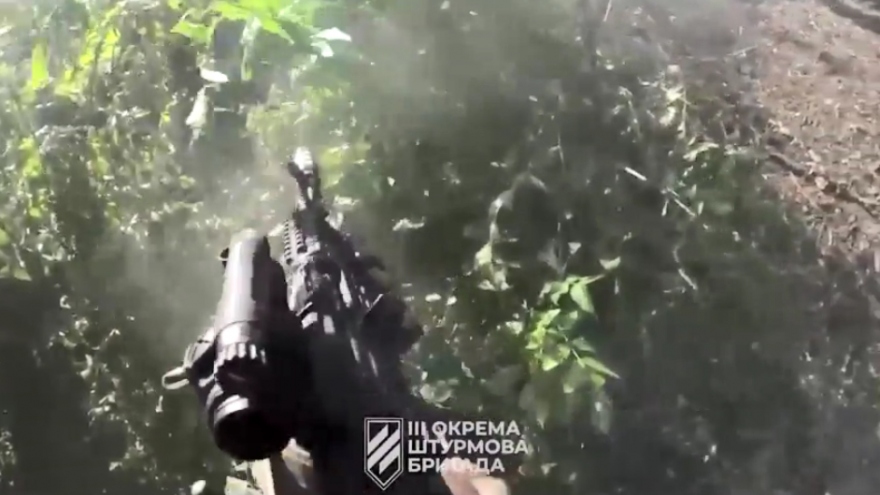 Lính Ukraine đột kích boong-ke Nga, nhả đạn vào mục tiêu
