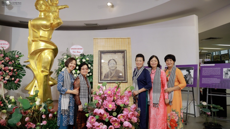 Tiếp nhận tranh chân dung bà Nguyễn Thị Định làm từ lá sen