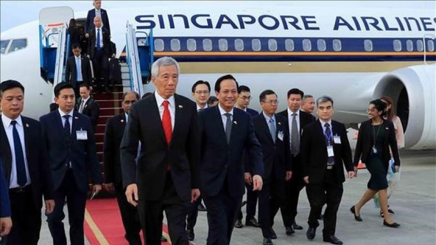 Singaporean PM arrives in Hanoi, starting Vietnam visit