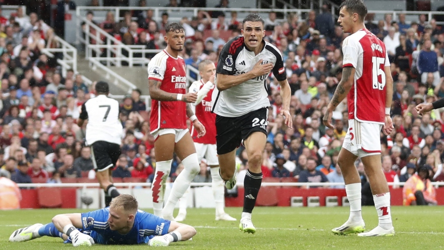 Arsenal đánh rơi chiến thắng trước 10 người của Fulham