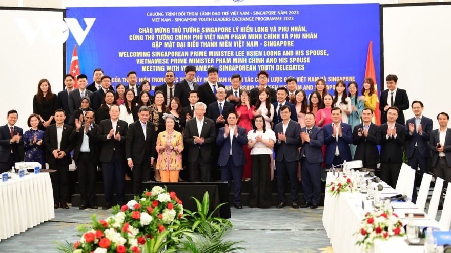 Two PMs hold meetings with Vietnamese and Singaporean youth delegates