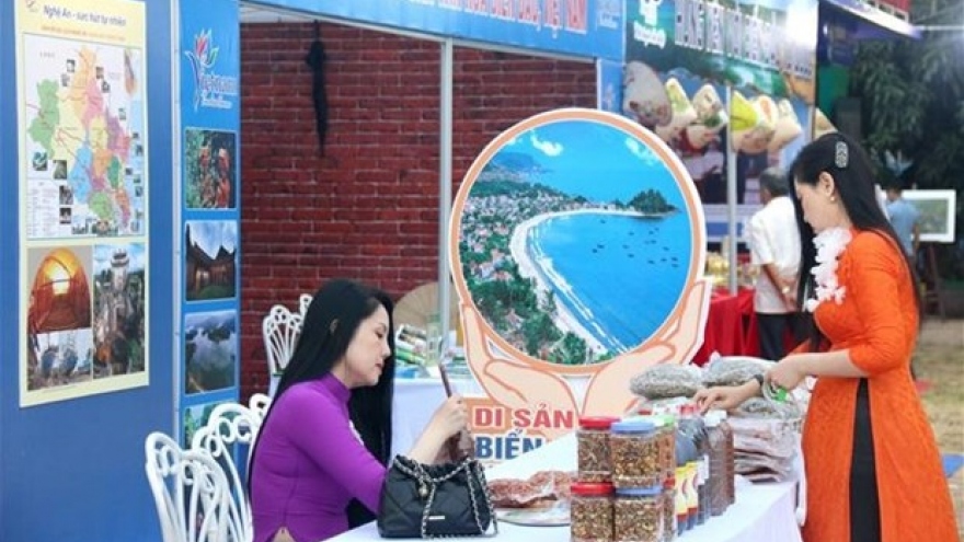 Over 200 photos on Vietnam’s seas, islands on display in Binh Thuan