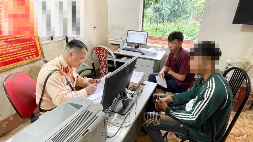 Thanh niên bốc đầu xe máy để ra oai với bạn gái