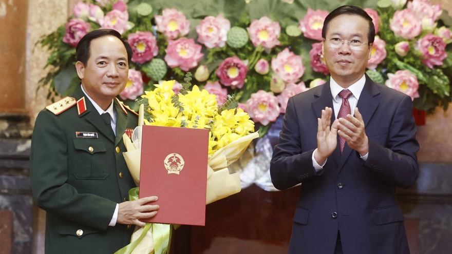 Chủ tịch nước trao Quyết định thăng quân hàm cho Trung tướng Trịnh Văn Quyết